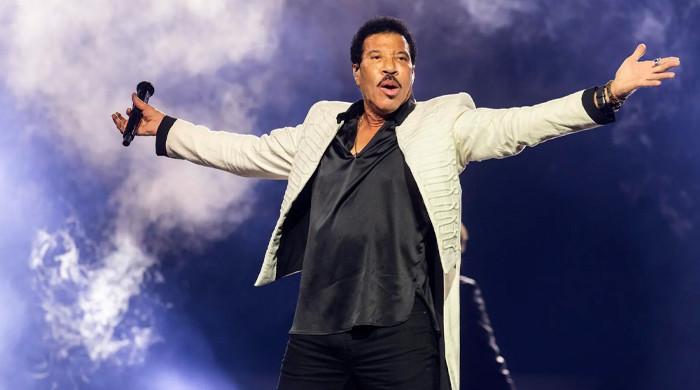 Lionel Richie gears to release ‘painfully shy’ memoir