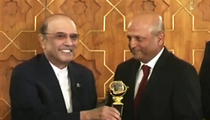 President Asif Ali Zardari presents the Best News Channel Award to Geo News Managing Director Azhar Abbas on October 10, 2024.— Screengrab via X/@geonews_urdu