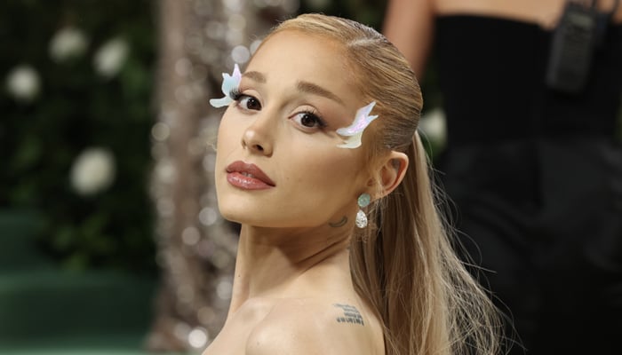 Ariana Grande keeps it lowkey with short musical during SNL hosting gig