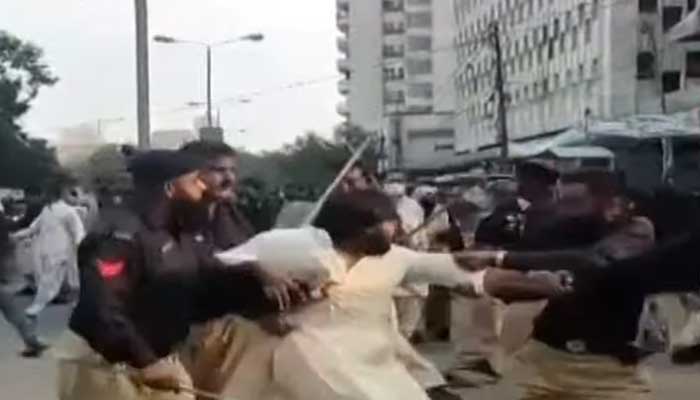 Police arrest participants of ‘Sindh Rawadari March’ after clashes with police outside Karachi Press Club. — Screengrab via Geo News