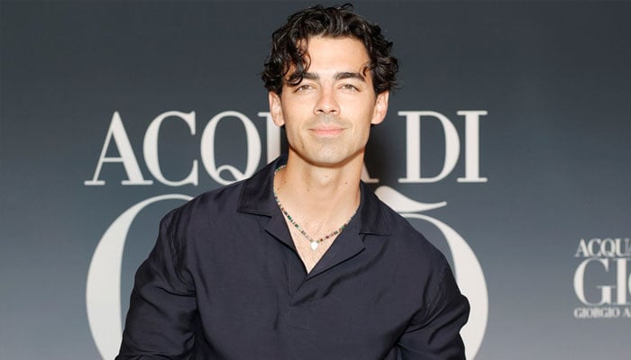 Joe Jonas aperçu avec une nouvelle femme mystérieuse à Paris