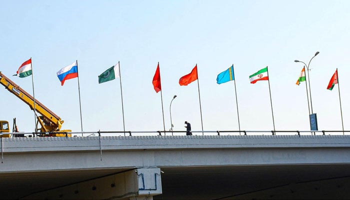 Workers instancing SCO members country flags in federal capital for 23rd summit of the Shanghai Cooperation Organization (SCO) on october 14, 2024. — INP