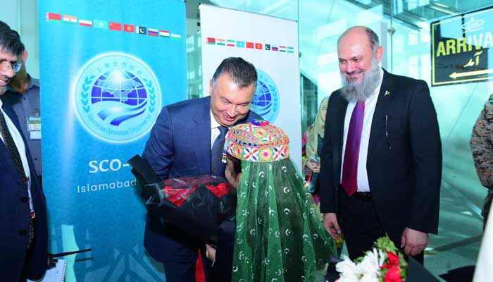 Commerce Minister Jam Kamal Khan welcomes Tajikistan Prime Minister Kohir Rasulzoda at Islamabad airport on October 15, 2024. — PID