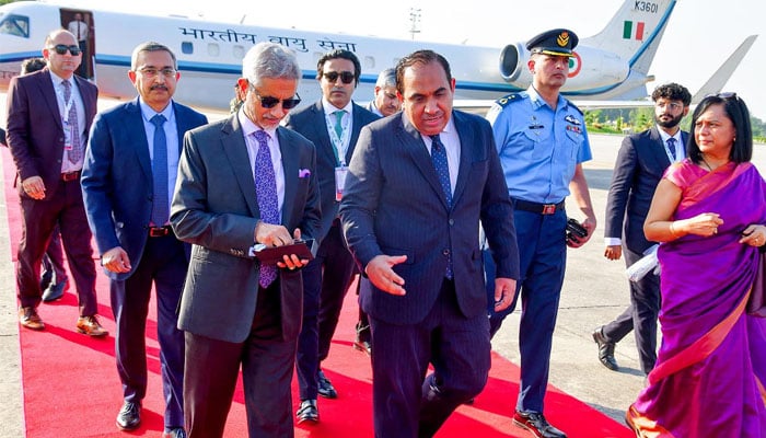 Indian Minister of External Affairs Subrahmanyam Jaishankar being received by DG South Asia Ilyas Nizami at Nur Khan Airbase, October 15, 2024. — NNI