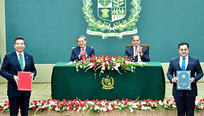 Prime Minister Shehbaz Sharif and his Chinese counterpart Li Qiang during MoU exchange ceremony on Oct 14, 2024. — APP