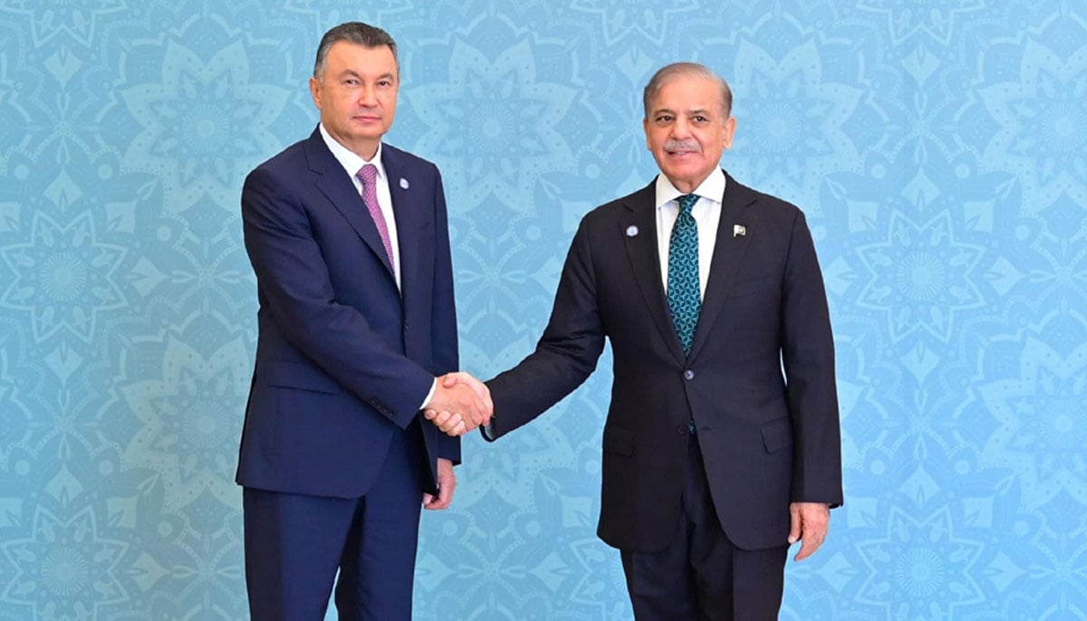 PM Shehbaz Sharif shakes hands with Tajikistans PM Qohir Rasulzoda at the Jinnah Convention Centre for the SCO summit in Islamabad on October 16, 2024. — PID