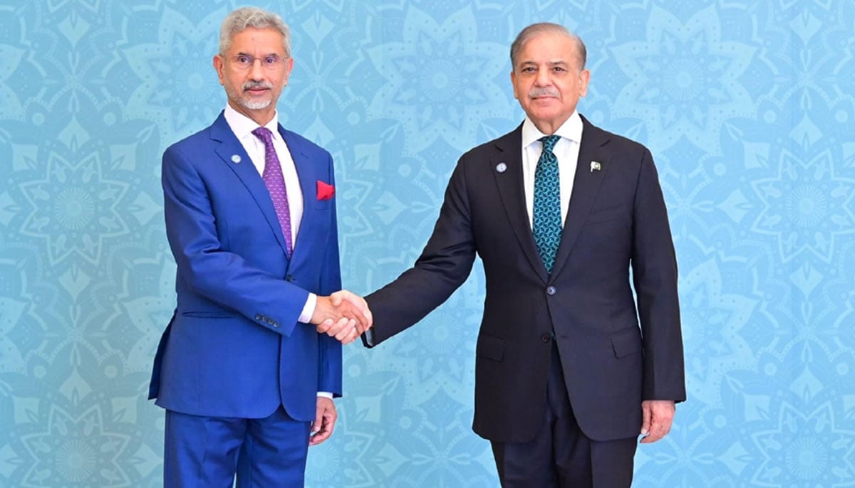 PM Shehbaz Sharif shakes hands with Indian FM  Subrahmanyam Jaishankar at the Jinnah Convention Centre for the SCO summit in Islamabad on October 16, 2024. — PID