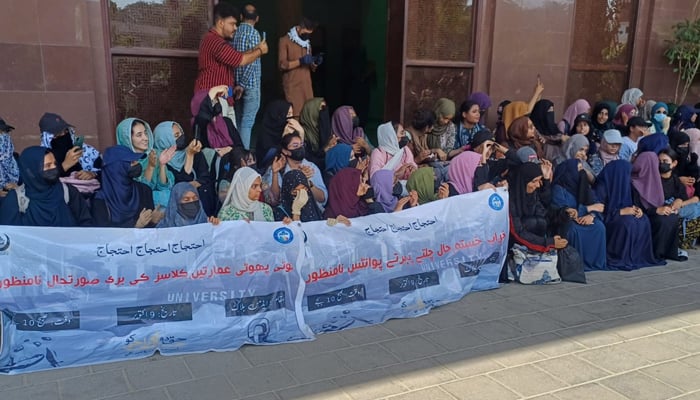 Students protesting in the University of Karachi in front of the main administration block, on October 17, 2024. — Reporter