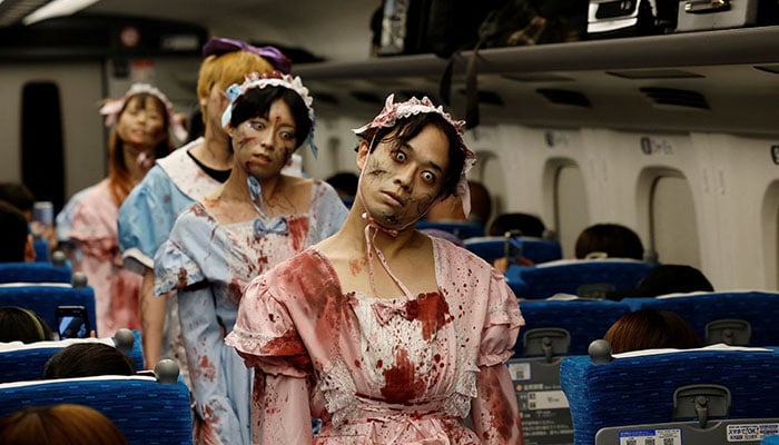 Penampil berpakaian zombie tampil di dalam kereta peluru Zombie Shinkansen menuju Osaka dari Tokyo, terinspirasi oleh film Korea Selatan 'Train to Busan' menjelang musim Halloween, Jepang 19 Oktober 2024. — Reuters