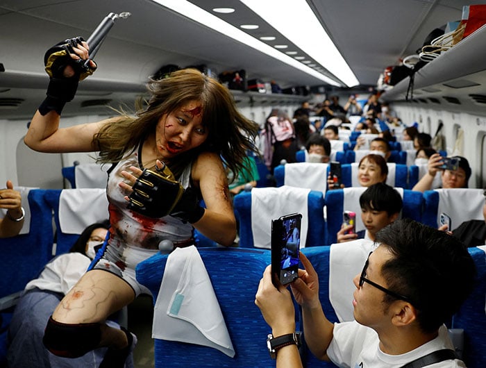 Para pemain berpakaian zombie mempraktikkan penampilan mereka sebelum menaiki kereta peluru Zombie Shinkansen menuju Osaka dari Tokyo, terinspirasi oleh film Korea Selatan Train to Busan, menjelang musim Halloween, di Tokyo, Jepang 19 Oktober 2024. — Reuters