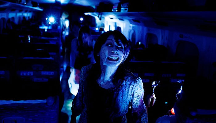 Penampil berpakaian zombie tampil di dalam kereta peluru Zombie Shinkansen menuju Osaka dari Tokyo, terinspirasi oleh film Korea Selatan 'Train to Busan' menjelang musim Halloween, Jepang 19 Oktober 2024. — Reuters