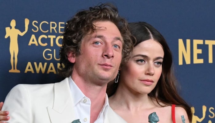 Photo: Jeremy Allen White warned against dating Molly Gordon: Source