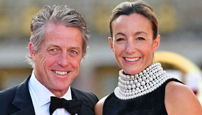 Hugh Grant è stato avvistato mentre si godeva una serata di giochi con sua moglie Anna in Italia