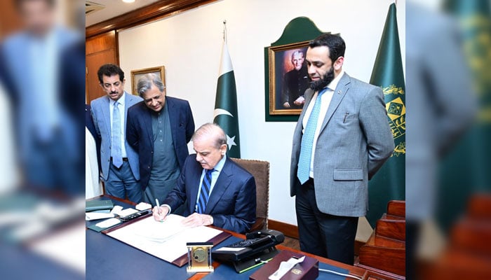 PM Shehbaz Sharif signs advice to President Asif Ali Zardari to give assent to 26th Constitutional Amendment Bill on October 21, 2024. — APP