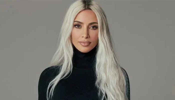 Kim Kardashian arbore un superbe costume d'anniversaire à l'occasion de ses 44 ans