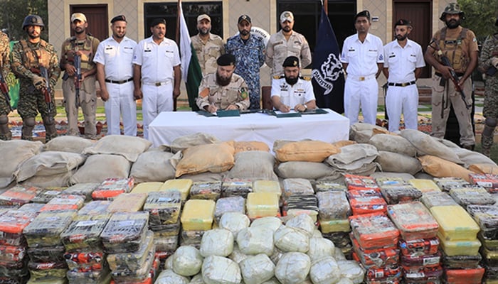 Pakistan Navy officials handing over the seized narcotics to the ANF at Gwadar. — X/@dgprPaknavy