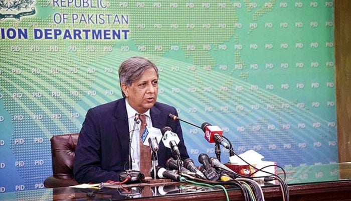 Senator Azam Nazeer Tarar addressing a press conference in Islamabad on August 31, 2022. — APP