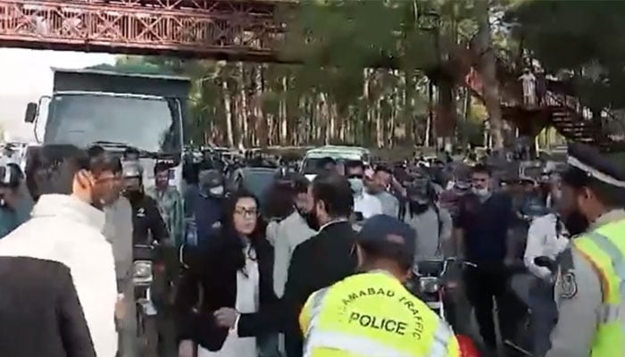 Lawyer Imaan Mazari and her husband engages in a scuffle with traffic policemen in Islamabad, October 25, 2024. — Screengrab via video.