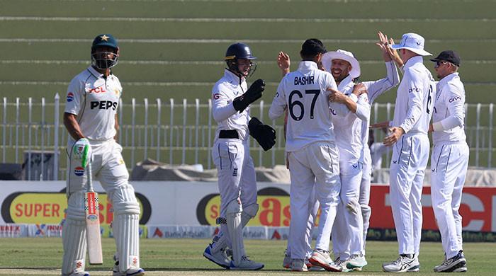 Pakistan lose seven wickets in early blows from England on second day of final Test