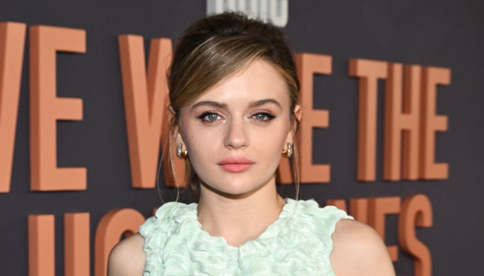 Joey King handles wardrobe malfunction like a pro: a perfect time