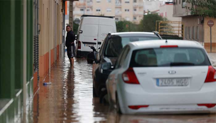 Osoba stoi na zalanej ulicy po tym, jak hiszpańska agencja meteorologiczna umieściła w regionie Walencji najwyższy czerwony alarm ze względu na ekstremalne opady deszczu, w Catadau, Walencja, Hiszpania, 29 października 2024 r. – Reuters