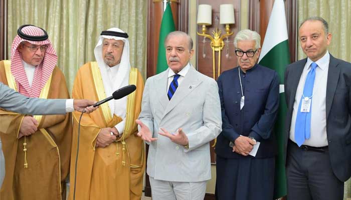 Prime Minister Shehbaz Sharif (Centre) and Saudi Investment Minister Khalid bin Abdulaziz Al Falih among others addressing a joint press conference on sidelines of 8th edition of the Future Investment Initiative (FII) in Riyadh, October 30, 2024. — PID