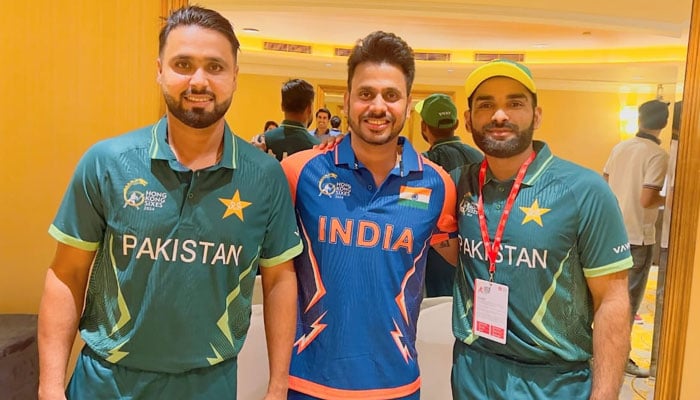 Pakistani players Faheem Ashraf (left) and Asif Ali (right) pictured with Indias Manoj Tiwary during a photo shoot ahead of their Hong Kong Sixes match. — Reporter