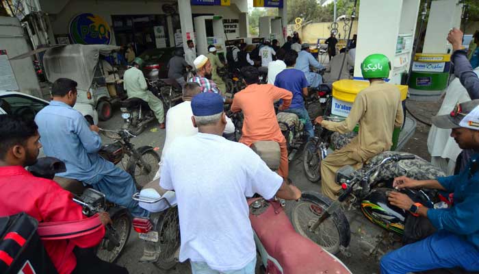 A large number of motorists gathered in a queue to fill petrol due to strike called by Pakistan Petroleum Dealers Association (PPDA), in Karachi on Friday, July 5, 2024. — PPI