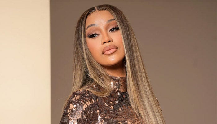 Cardi B finds herself in mishappening situation on stage