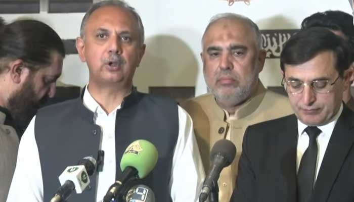 PTI leaders Omer Ayub Khan (left) and Barrister Gohar Ali Khan address a press conference outside Parliament House on November 4, 2024. — Screengrab via Geo News