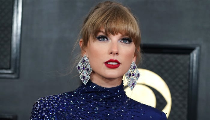 Taylor Swift dons fans vintage jacket to beau Travis Kelces game