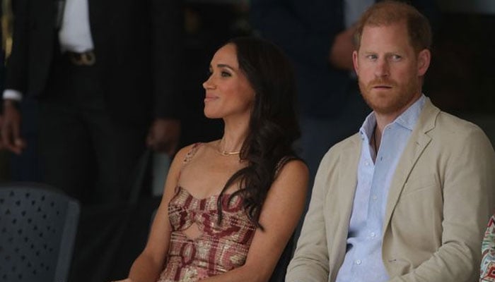 Meghan Markle trying to pry Prince Harry away from Buckingham Palace