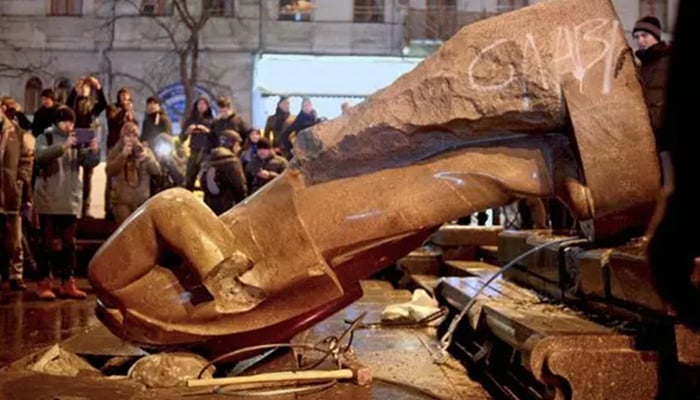 This undated photo shows the statue of communist revolutionary Vladimir Lenin smashed by protesters in Kiev. — Reuters