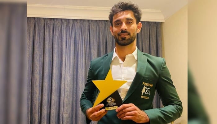 Sufyan Khan posing for picture with FIH Rising Star Award. —Reporter/ File