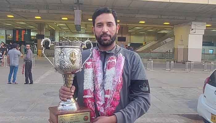 Pakistani cueist Mohammed Asif poses with IBSF World Snooker Championship trophy at Karachi Airport on November 10, 2024. — Reporter