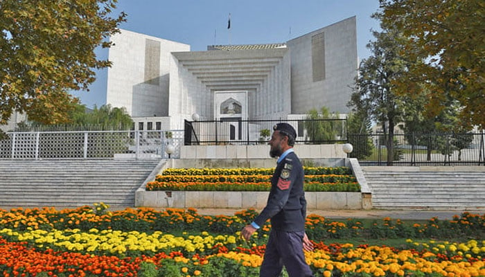 A policeman walks past the Supreme Court building in Islamabad on November 28, 2019. — AFP