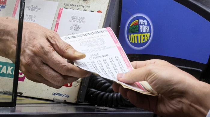 A woman wins a million dollars despite forgetting her lottery ticket

 – Newsad