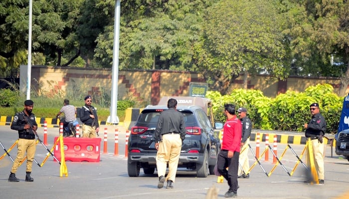 Police carrying a snap checking drive on Shahrah-e-Faisal road near the Jinnah International Airport in Karachi on November 13, 2024. —PPI