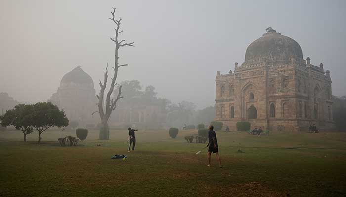 Men play badminton at Lodhi Garden while the sky is enveloped with smog after Delhis air quality turned hazardous due to alarming air pollution, in New Delhi, India, November 15, 2024. — Reuters