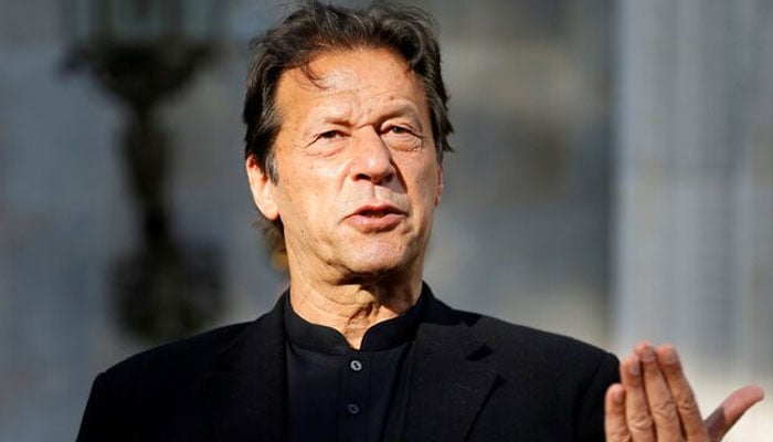 سابق وزیر اعظم عمران خان 19 نومبر 2020 کو کابل، افغانستان میں صدارتی محل میں معزول افغان صدر اشرف غنی (تصویر میں نہیں) کے ساتھ مشترکہ نیوز کانفرنس کے دوران گفتگو کر رہے ہیں۔ – رائٹرز