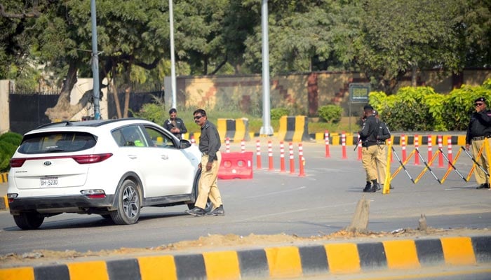 Police carrying a snap checking drive on Shahrah-e-Faisal road near the Jinnah International Airport in Karachi on November 13, 2024. — PPI