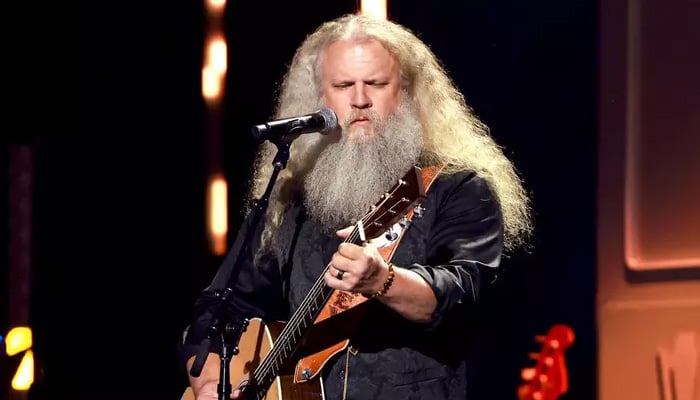 Jamey Johnson takes over stage at CMA Awards days after arrest