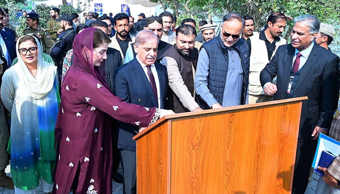 PM Shehbaz Sharif presses the button to open gates for flow of water from Indus River into Kachhi Canal at Taunsa Barrage, Kot Addu, on November 22, 2024. — PID