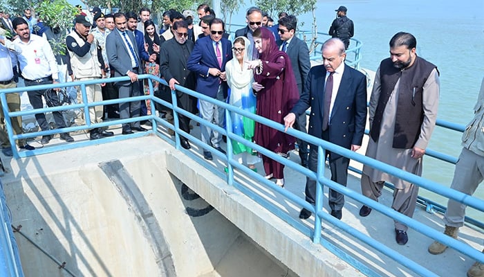 PM Shehbaz Sharif having a glimpse of flow of water from Indus River to Kachhi Canal at Taunsa Barrage, Kot Addu, on November 22, 2024. — PID