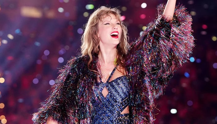 Taylor Swift leaves fans speculating Reputation announcement post mashup