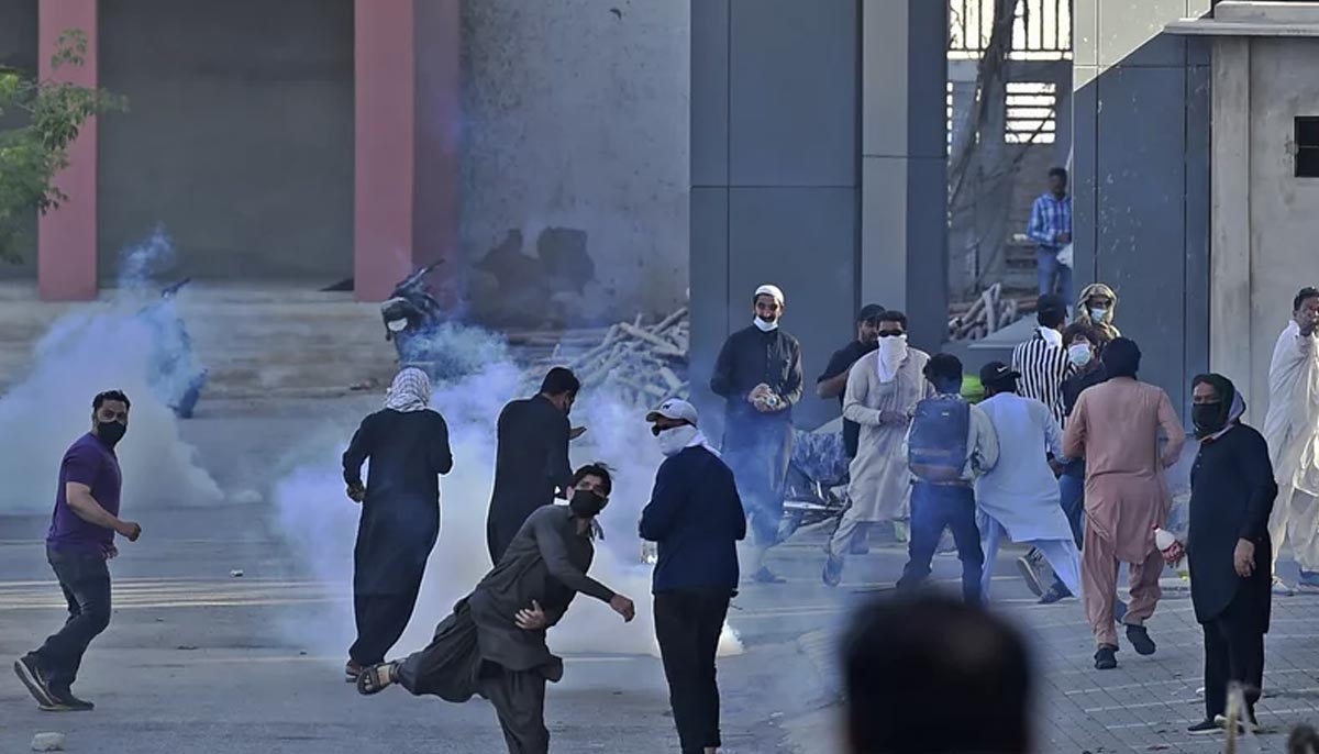 PTI activists and supporters of former Pakistan´s Prime Minister Imran Khan clash with police during a protest against the arrest of their leader, in Karachi on May 10, 2023. — AFP