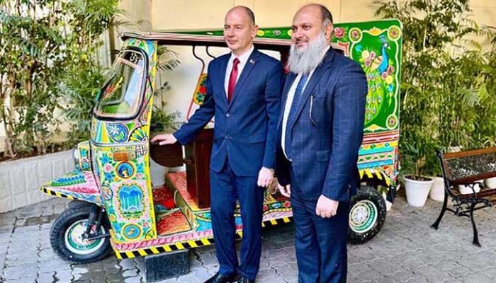 Federal Minister for Commerce Jam Kamal Khan and Belarusian Energy Minister Alexey Kushnarenko stand beside a handcrafted Pakistani rickshaw at the Pakistan-Belarus Business Forum 2024, discussing its intricate design and cultural significance on November 25 in Islamabad. — APP