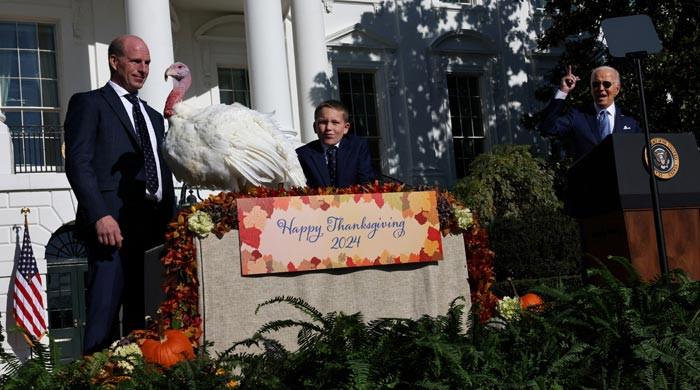 Biden pardons Peach and Blossom turkeys during final Thanksgiving event

 – Newsad