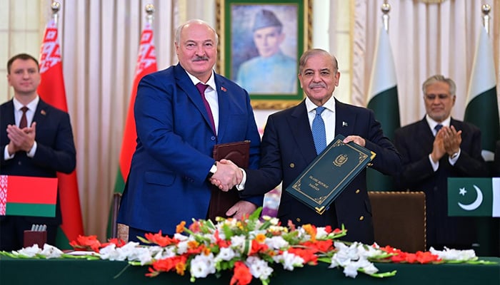 PM Shehbaz Sharif (right) and Belarus President Aleksandr Lukashenko exchanging joint communique in Islamabad on November 26, 2024. — PID