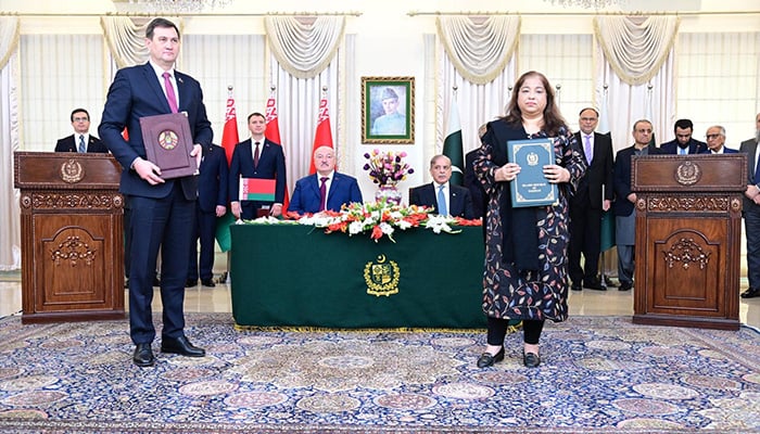 PM Shehbaz Sharif and Belarus President Aleksandr Lukashenko witnessing the MoUs and agreements exchange ceremony held in PMs House, Islamabad, on November 26, 2024. — PID